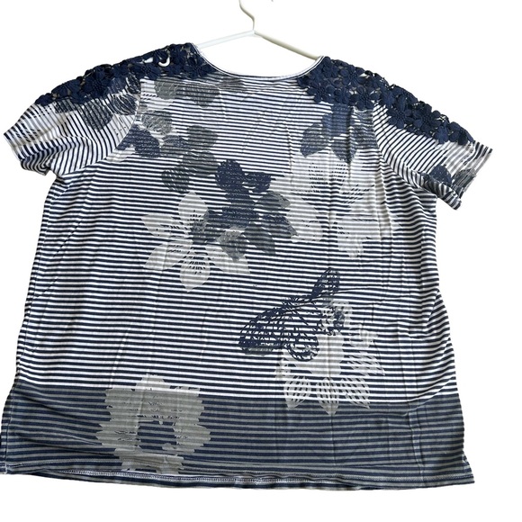 Women’s  Laura Plus Navy and White Striped Floral Top With Lace Sleeves. Size 1X - Picture 5 of 8